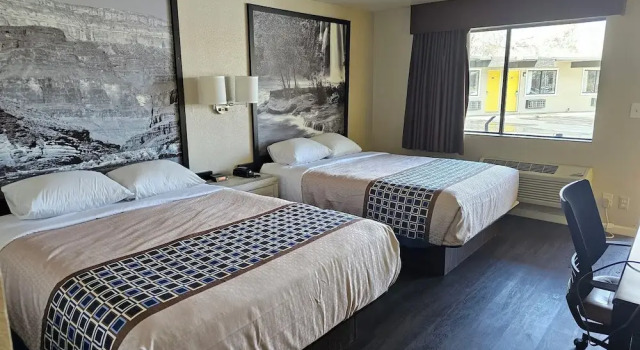 Четырёхместный номер Standard Canyon Inn Motel