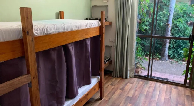 Кровать в общем номере Backpackers By The Bay