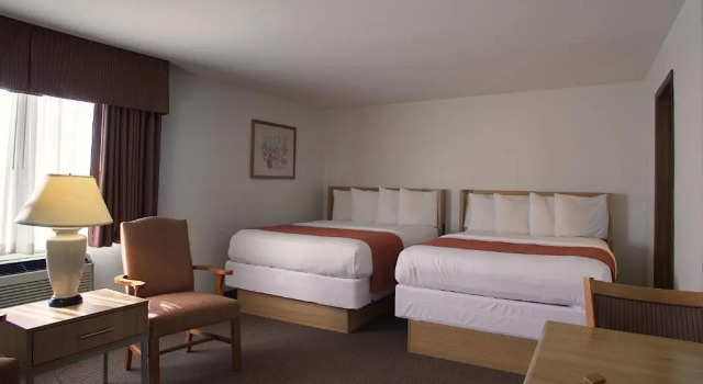 Четырёхместный номер Standard Aladdin Inn and Suites