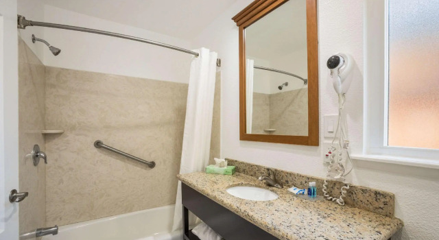 Четырёхместный номер Standard Rodeway Inn at Morro Bay