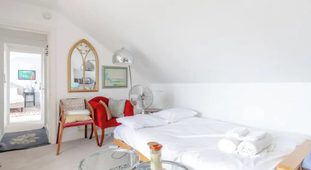 Top Floor 1BD Flat With Balcony - Ladbroke Grove