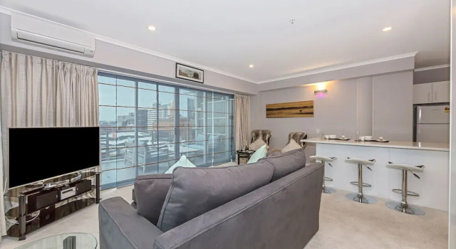 1BR Sub-Penthouse - Panoramic Views