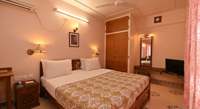 Люкс с балконом Om Niwas Suite Hotel