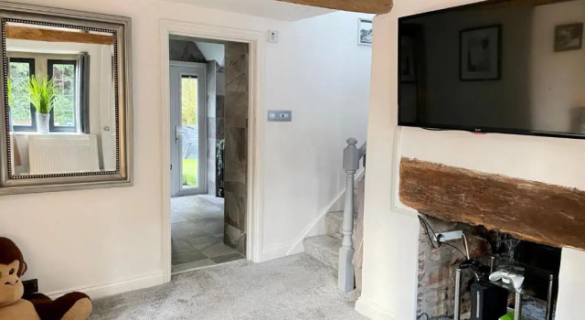 luxury 2 bed cosy cottage with hot tub and childrens play area hambrook Bristol