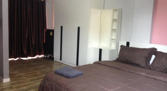 R2 Apartment Service, Varaa Huoneisto Hotellit North-Eastern Thailand pysäköinnillä, Pysäköinti
