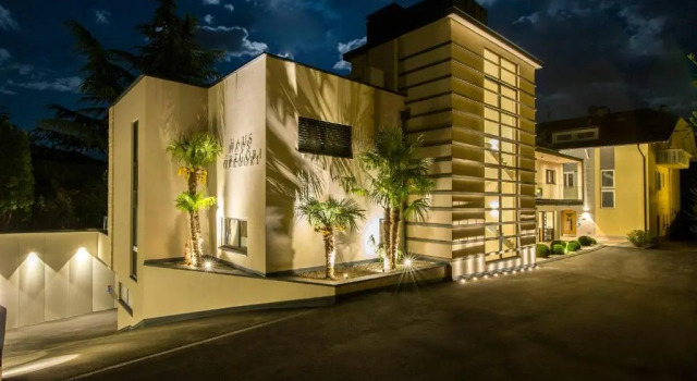 Haus Gregori Modern & Central Stay in Vineyard with Rooftop & Served Breakfast, Забронировать Отель Кальдаро Lake Caldaro