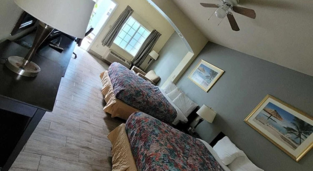 Четырёхместный номер Standard с видом на бассейн Casa Bella Hotel and Suites