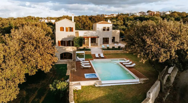 Вилла Luxurious Villa Liandri 600 m Resort