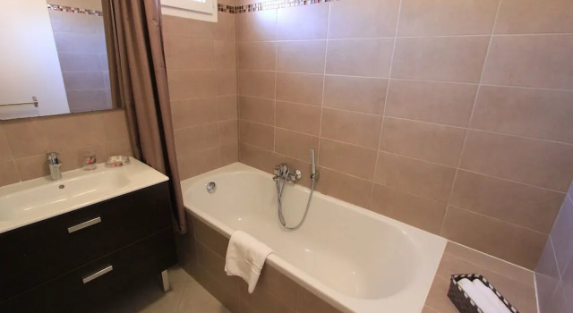 Вилла Villas CALA CORSA - 3 chambres piscine partagée chauffée - CALA ROSSA Porto-Vecchio - Villas entièrement Climatisées - Internet gratuit