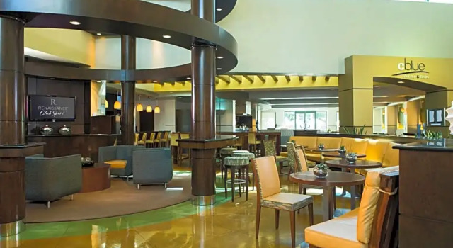 Четырёхместный номер Standard Renaissance Walnut Creek Hotel