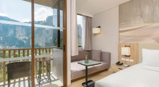 Двухместный номер Standard с балконом и с видом на горы Holiday Inn Resort Krabi Ao Nang Beach by IHG