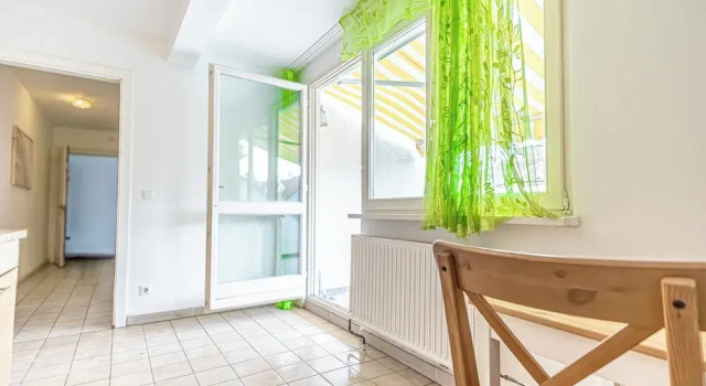 Stylish Private Rooms in 3BR Apartment with Balcony, City Center, Rezerwuj Apartament Hotele w Wiedeń z parkingiem, Parking