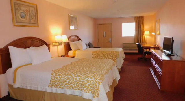 Четырёхместный номер Standard Days Inn by Wyndham Huntington