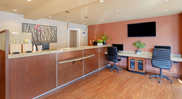 Best Western Plus Emerald Isle Hotel