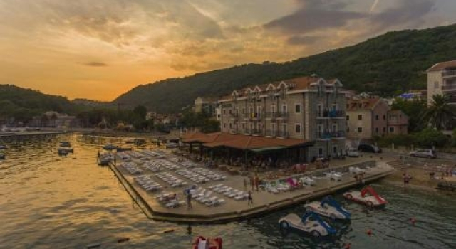 Hotel RR, Boek Hotel Hotels in Herceg Novi County met parkeren, Parkeren