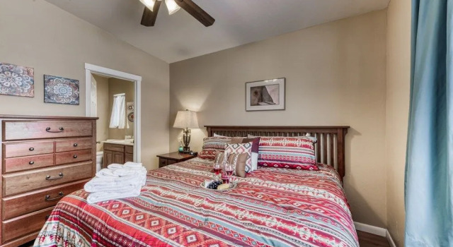 White Mountain Retreat by Ruidoso Vacation Rentals, Varaa Lomakoti Hotellit New Mexico pysäköinnillä, Pysäköinti