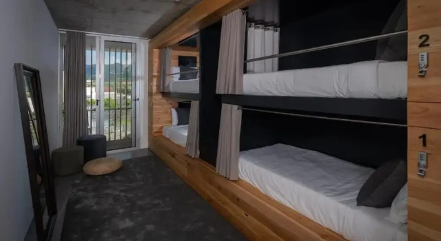 Кровать в общем номере North Shore Hostel