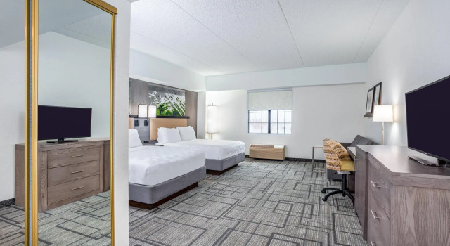 Четырёхместный номер Standard Holiday Inn Lafayette-City Centre by IHG