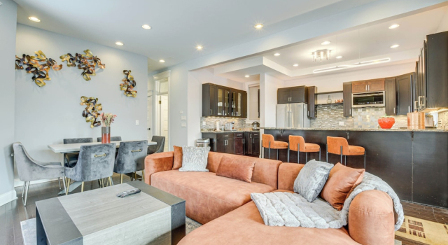 Апартаменты Spacious Condo w/ Deck ~ 3 Mi to Downtown Chicago!