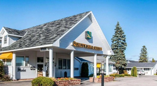 Номер Deluxe с видом на воду Quality Inn & Suites Mackinaw City Beachfront