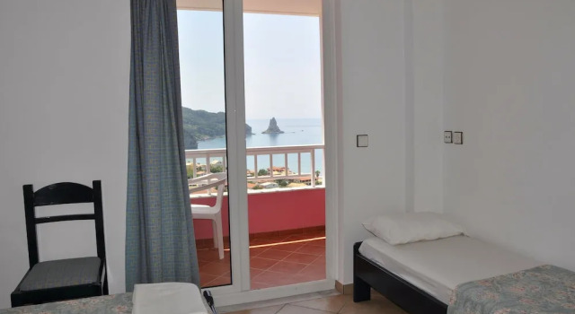 Трёхместный номер Economy с балконом и с частичным видом на море The Pink Palace Hostel