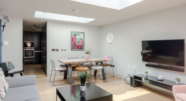 The Acre Penthouse - Covent Garden - by Frankie, Забронировать Апартаменты/квартира Отели Лондона с парковкой, рядом с Noël Coward Theatre, Парковка