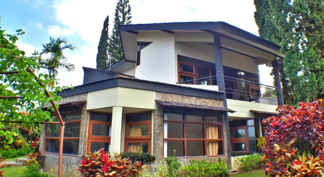 Villa 4-BR Klub Bunga No. 8 Batu Malang