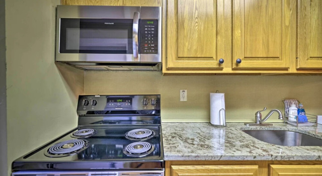 Cozy Poconos Townhome w/ Fireplace Near Jack Frost, Buchen Sie Ferienwohnung Crystal Lake Pennsylvania