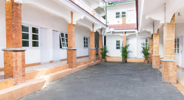 OYO 966 Dinda Guesthouse, Rezerwuj Hotel Sleman Yogyakarta Province