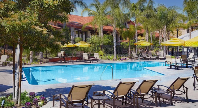 Четырёхместный номер Premium с видом на бассейн DoubleTree by Hilton Ontario Airport