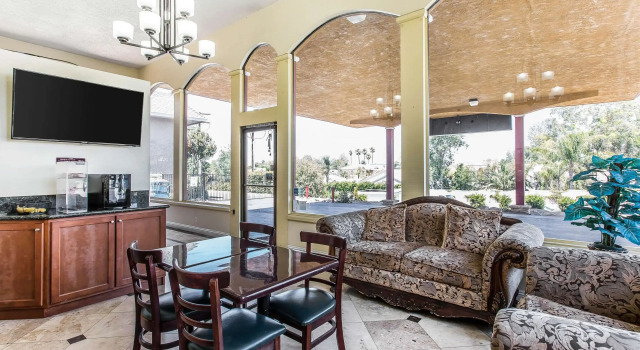 Rodeway Inn & Suites Canyon Lake-Menifee West, 预订 酒店 峡谷湖 加利福尼亚州