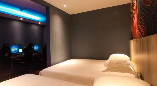 Кровать в общем номере Ziyoudao Hotel (Haikou Haixiu Road Riyue Duty Free Shop)