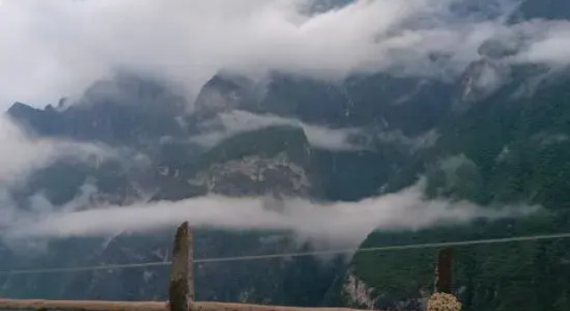A lodge in Tiger Leaping Gorge where you can forget your worries and leave the outside world behind, Buchen Sie Hotel Hotels in Yunnan mit Parkplatz, Parkplätze
