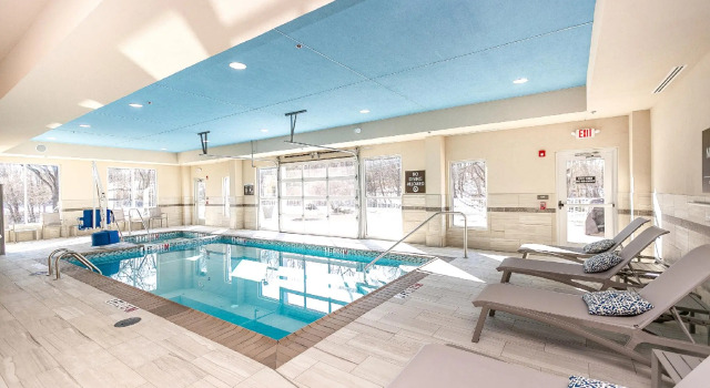 Кровать в общем номере SureStay Plus by Best Western Elizabethtown Lancaster