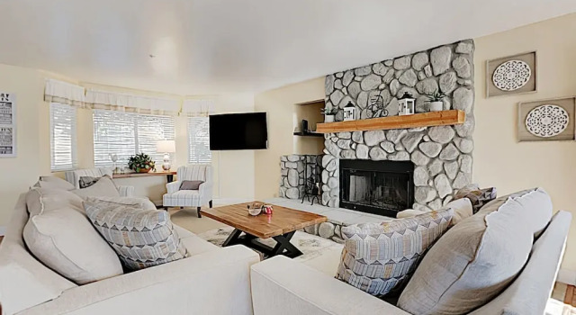 Tree-top Getaway W/ Forested Views & Elevated Deck 3 Bedroom Home, Reserva ahora Casa o chalet Blue Jay California