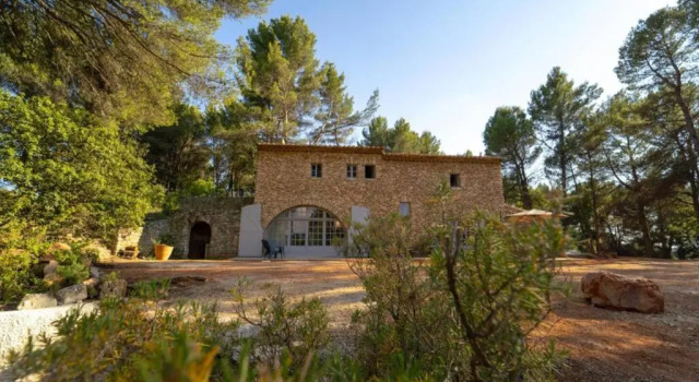 Коттедж Stunning panoramic views in Roussillon