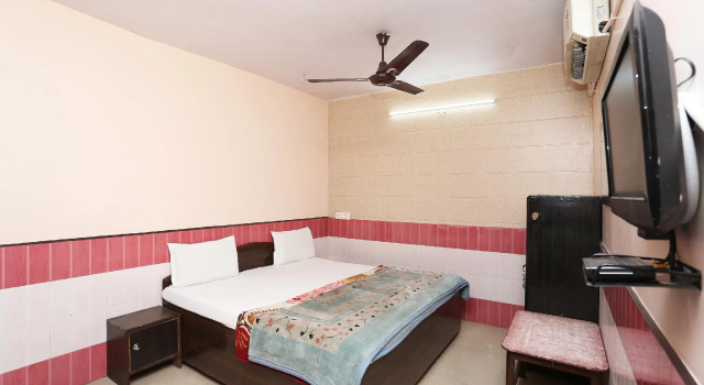 SPOT ON 40934 New Ahuja Guest House, Забронировать Гостевой дом Морадабад штат Уттар-Прадеш, рядом с Железнодорожная станция Морадабад