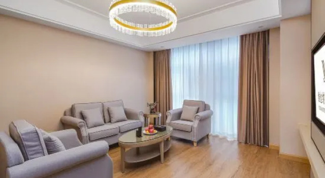 Люкс Business Vienna International Hotel (Kunming Xinluoshiwan South Bus and Subway Station)
