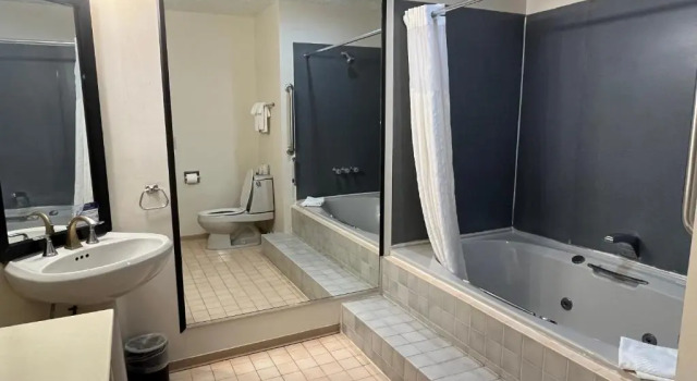 Люкс Quality Inn Traverse City