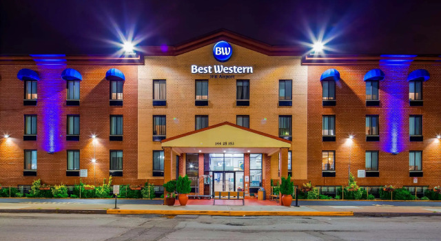 Кровать в общем номере Best Western JFK Airport Hotel