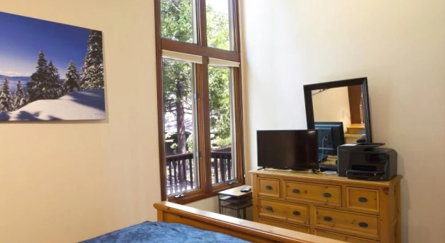 Eagles Perch Lake View Rental Cabin, Забронировать Отель Отели Tahoe Marina Estates с бассейном, Бассейн
