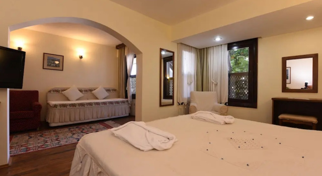 Трёхместный номер Deluxe с балконом Villa Konak Hotel