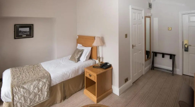 Одноместный номер Standard Waterton Park Hotel