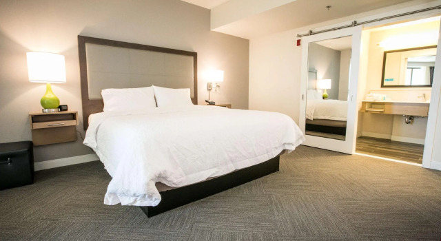 Двухместный люкс с балконом Hampton Inn & Suites Tempe/Phoenix Airport, Az
