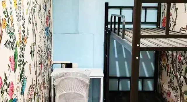 Кровать в общем номере (мужской номер) Yinuo Homestay (the Bund Nanjing Road Pedestrian Street)