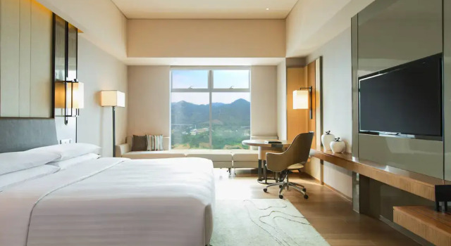 Двухместный номер Standard с видом на горы Chongqing Marriott Hotel