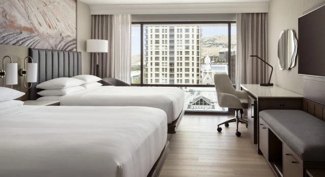 Четырёхместный номер Deluxe с балконом Salt Lake Marriott Downtown at City Creek