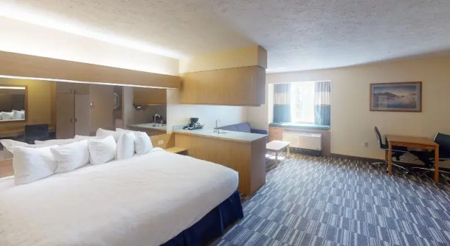 Двухместный люкс Baymont Inn & Suites by Wyndham Anchorage Airport