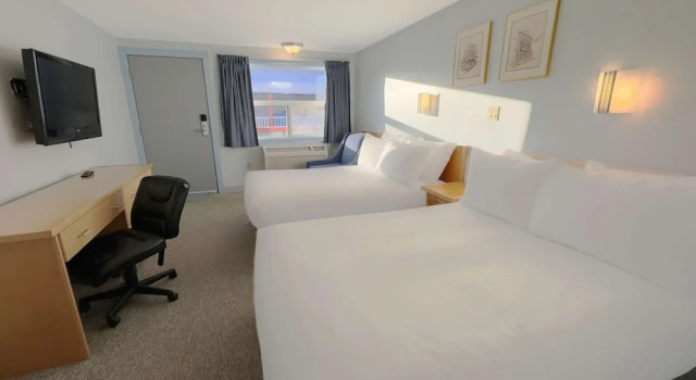 Четырёхместный номер Standard Eldorado, a Coast Hotel