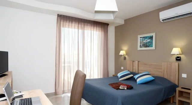 Airy Stay by the Mediterranean